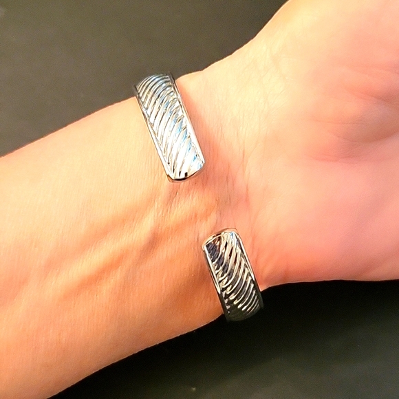 NEW Crystal Starburst Bangle-Bracelet Watch! Silver-tone, Clear Crystals - Picture 10 of 16